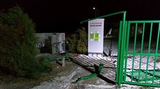 Řidič zdemoloval vstupní část areálu a ještě poničil dětské hřiště. Řidič zdemoloval vstupní část areálu a ještě poničil dětské hřiště.