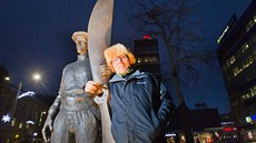 Sochař František Bálek se sochou Jana Kašpara na pardubické třídě Míru. Sochař František Bálek se sochou Jana Kašpara na pardubické třídě Míru.