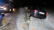 Obě auta skončila zapadlá v příkopu. Obě auta skončila zapadlá v příkopu.