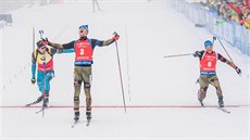 TĚSNÝ FINIŠ. Simon Schempp projíždí s rukama nad hlavou cílem hromadného závodu... TĚSNÝ FINIŠ. Simon Schempp projíždí s rukama nad hlavou cílem hromadného závodu...