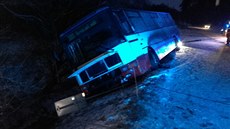 Autobus u Berouna vyjel ze silnice a zůstal stát nakloněný u silnice (6.1.2017). Autobus u Berouna vyjel ze silnice a zůstal stát nakloněný u silnice (6.1.2017).
