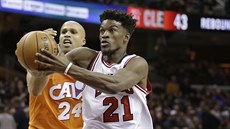 Jimmy Butler z Chicaga se prosazuje v utkání proti Clevelandu. Jimmy Butler z Chicaga se prosazuje v utkání proti Clevelandu.