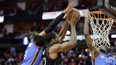 Russell Westbrook a Victor Oladipo z Oklahomy se pokoušejí zastavit Neneho z... Russell Westbrook a Victor Oladipo z Oklahomy se pokoušejí zastavit Neneho z...