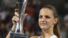 JE MOJE. Karolína Plíková s trofejí pro ampionku turnaje v Brisbane.