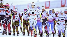 védská bkyn Stina Nilssonová (uprosted) na trati skiatlonu v Oberstdorfu.