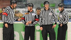Český čárový rozhodčí Libor Suchánek (vpravo) si vyzkouší zámořskou AHL. Český čárový rozhodčí Libor Suchánek (vpravo) si vyzkouší zámořskou AHL.