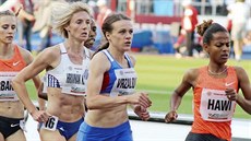 Čtyřnásobná mistryně Českotěšínská atletka Simona Vrzalová (druhá zprava),... Čtyřnásobná mistryně Českotěšínská atletka Simona Vrzalová (druhá zprava),...
