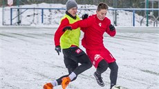 První nová tvář v barvách fotbalistů Pardubic Jan Vodháněl (vpravo) si střeží... První nová tvář v barvách fotbalistů Pardubic Jan Vodháněl (vpravo) si střeží...