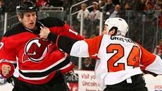 Josh Gratton (vpravo) v dresu Philadelphie při bitce s Mikem Ruppem z New... Josh Gratton (vpravo) v dresu Philadelphie při bitce s Mikem Ruppem z New...