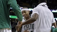 Isaiah Thomas pijímá gratulace od bostonských spoluhrá k...