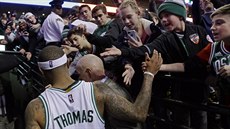 Isaiah Thomas se louí s malými fanouky Bostonu po veeru, ve kterém nasázel...