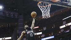 James Harden z Houstonu smečuje do koše New Yorku. James Harden z Houstonu smečuje do koše New Yorku.