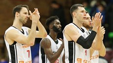 Nymburští basketbalisté (zleva Vojtěch Hruban, Howard Sant-Roos, Petr Benda a... Nymburští basketbalisté (zleva Vojtěch Hruban, Howard Sant-Roos, Petr Benda a...