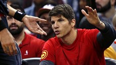 Kyle Korver sedí na lavice Atlanty a hecuje spoluhráe Thaba Sefoloshu.