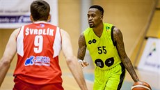 Kevin Ware (vpravo) z Brna hledá cestu pes pardubického Kamila vrdlíka.