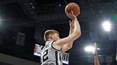 Davis Bertans ze San Antonia střílí na koš New Orleans. Davis Bertans ze San Antonia střílí na koš New Orleans.