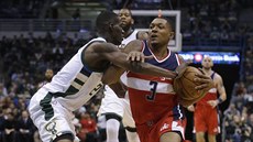 Bradley Beal (vpravo) z Washingtonu najíždí ke koši Milwaukee kolem Tonyho... Bradley Beal (vpravo) z Washingtonu najíždí ke koši Milwaukee kolem Tonyho...
