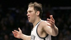 Bojan Bogdanovič z Brooklynu se diví verdiktu rozhodčích. Bojan Bogdanovič z Brooklynu se diví verdiktu rozhodčích.