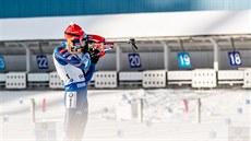 STOJKA. Gabriela Koukalová bhem nástelu ped sprintem v Oberhofu