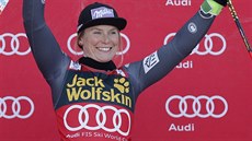Francouzka Tessa Worleyová slaví triumf v obím slalomu v Mariboru.