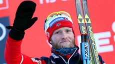 Martin Johnsrud Sundby slaví triumf v 6. etapě Tour de Ski. Martin Johnsrud Sundby slaví triumf v 6. etapě Tour de Ski.