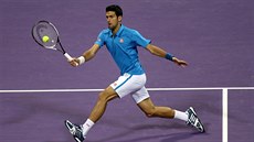 Novak Djokovi returnuje ve finále turnaje v Dauhá.