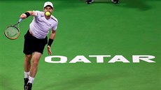 Andy Murray returnuje ve finále turnaje v Dauhá.