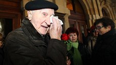 S Lubou Skořepovou se přišel rozloučit i její dlouholetý herecký kolega Miloš... S Lubou Skořepovou se přišel rozloučit i její dlouholetý herecký kolega Miloš...