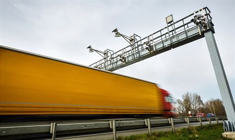 Ministerstvo dopravy zvauje, e rozíí mýto pro nákladní vozidla i na silnice...