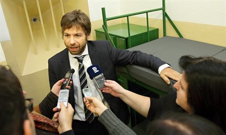 Ministr spravedlnosti Robert Pelikán hovoí s novinái v plzeské vznici. 