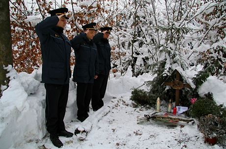 Hasii se kadoron setkávají ve Slunené na eskolipsku u pomníku, který...