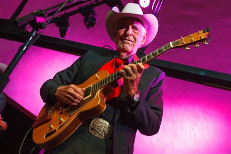 Tommy Allsup byl aktivní a do konce ivota. Zde na koncert v roce 2015.