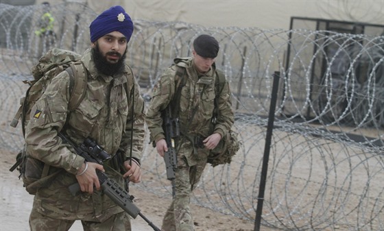 Sikh s neprstelným turbanem v adách britské armády na cviení NATO v...