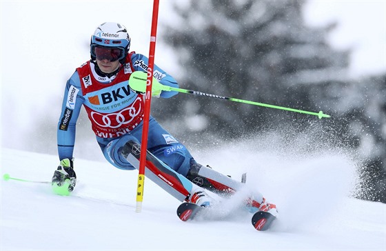 Henrik Kristoffersen na trati slalomu ve výcarském Wengenu.