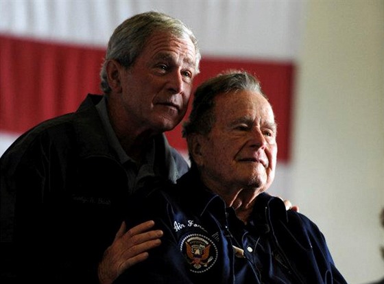 Bývalí amerití prezidenti George Bush starí (vpravo) a jeho syn George Bush...