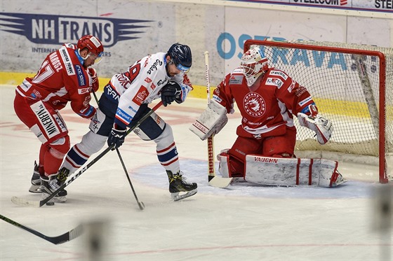 Momentka z utkání hokejové extraligy mezi Vítkovicemi a Tincem.