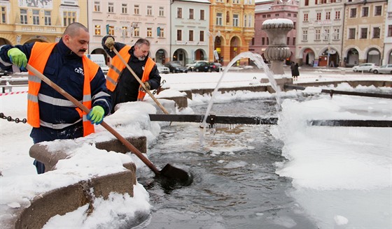 Pracovníci spolenosti evak opravují prasklé potrubí a musí odstraovat i led...