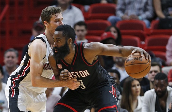 U míe James Harden z Houstonu, brání ho Goran Dragi z Miami.