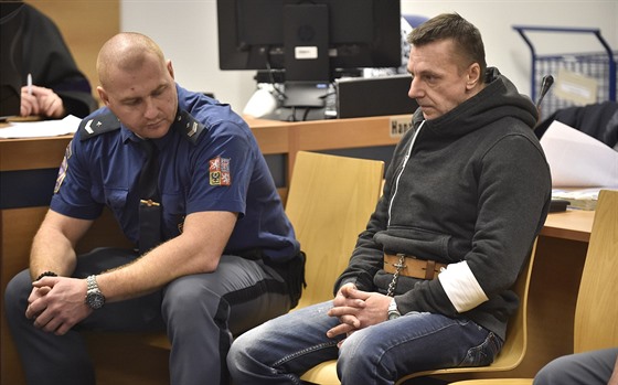 Zdenk Skácel u zlínského soudu, který jej poslal na 13,5 roku do vzení.