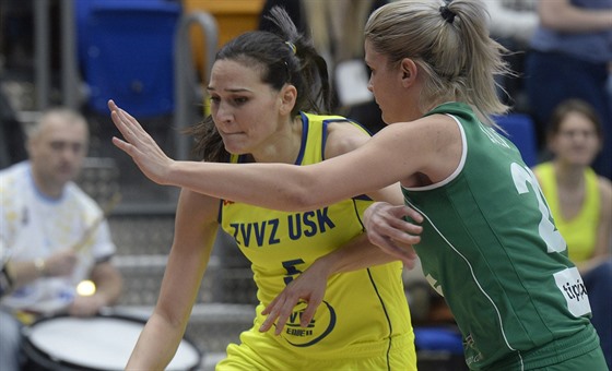 Sonja Petroviová (vlevo¨z USK Praha se snaí obejít Annu Laklothovou z Györu.