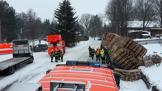 Hasii museli vyprostit z píkopu kamion, který byl naloený devnými paletami.