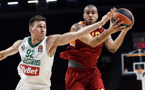 Blake Schilb (vpravo) z Galatasaray Istanbul, brání ho Edgaras Ulanovas ze...