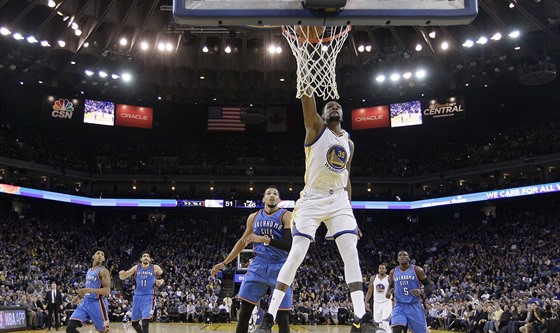 Kevin Durant z Golden State smeuje do koe Oklahoma City.