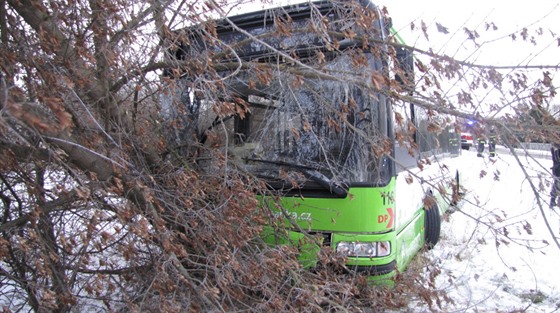 Autobus v Hradci Králové po nehod se dvma auty narazil do stromu (13.1.2017).