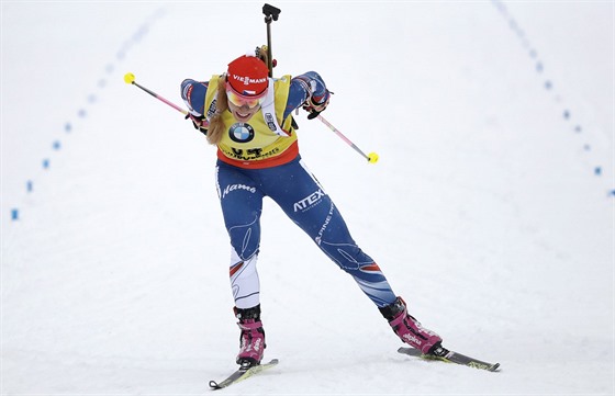 Gabriela Koukalová dobíhá do cíle sprintu v Ruhpoldingu.