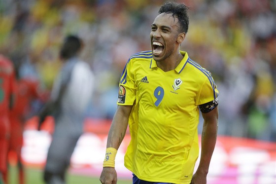 Pierre-Emerick Aubameyang z Gabonu slaví gól na mistrovství Afriky.