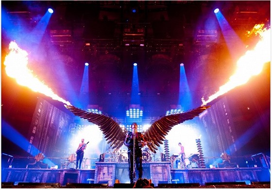 Koncerty nmecké kapely Rammstein (na snímku) jsou známé pouíváním pyrotechniky, o vizuální show se v Brn pokusil i slovenský revival.