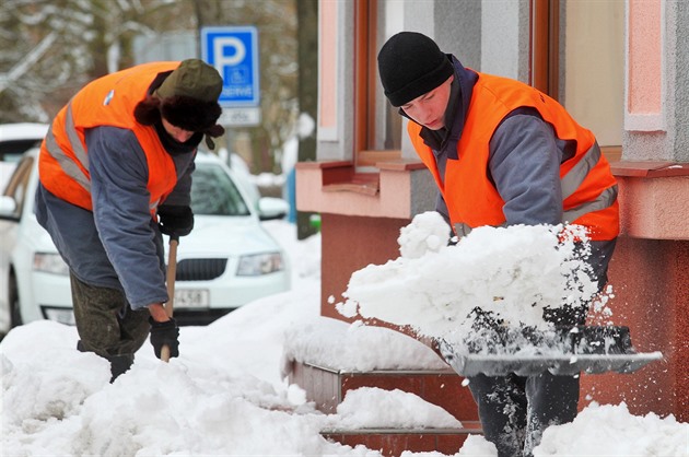 Do úklidu snhu v ostrovské ulici Palackého jsou zapojeni i vzni z Vykmanova.