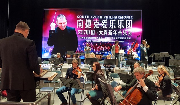 Jihoeská filharmonie jela turné po ín, kde odehrála sedm koncert. Hudebníci...