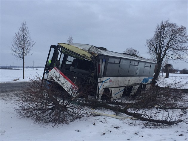 U stedoeské obce Stedokluky sjel linkový autobus do píkopu, jedna ena...